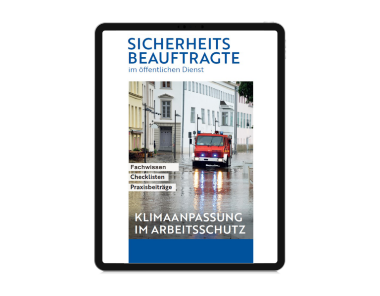 Ein Tablet zeigt die digitale Broschüre 'Sicherheitsbeauftragte im öffentlichen Dienst' zum Thema 'Klimaanpassung im Arbeitsschutz'. Auf dem Cover ist ein rotes Feuerwehrauto das durch eine überflutete Fußgängerzone fährt. Die Begriffe 'Fachwissen', 'Checklisten' und 'Praxisbeiträge' stehen auf der linken Seite des Covers.