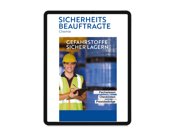 Ein Tablet zeigt die digitale Broschüre 'Sicherheitsbeauftragte Chemie' zum Thema 'Gefahrstoffe sicher Lagern'. Auf dem Cover sieht man einen Mann mit gelbem Schutzhelm und einer reflektierenden Sicherheitsweste, in einem Lager mit großen blauen Fässern. Er hält ein Klemmbrett und einen Stift in der Hand und lächelt in die Kamera.. Die Begriffe 'Fachwissen', 'Checklisten' und 'Praxisbeiträge' stehen auf der unter Seite des Covers.
