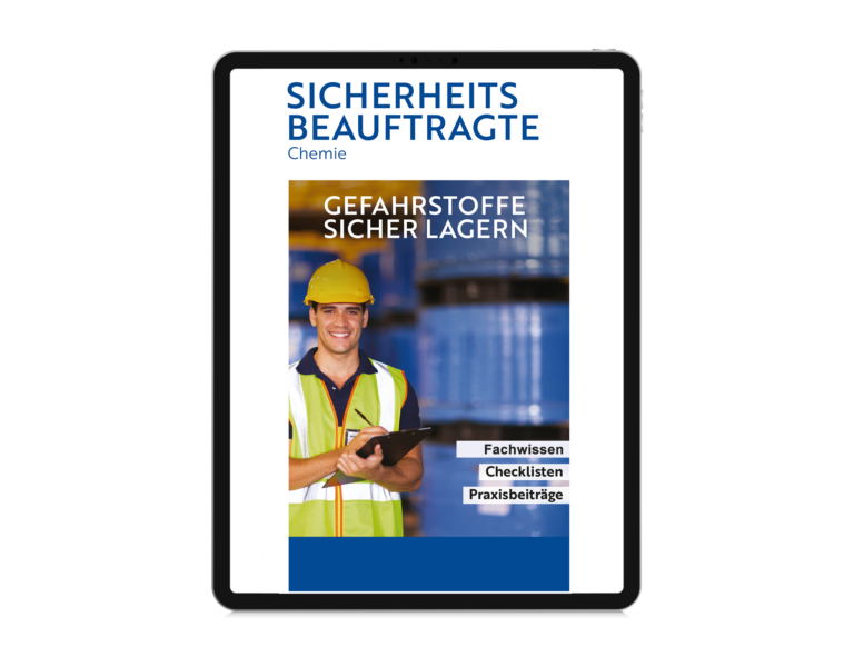 Ein Tablet zeigt die digitale Broschüre 'Sicherheitsbeauftragte Chemie' zum Thema 'Gefahrstoffe sicher Lagern'. Auf dem Cover sieht man einen Mann mit gelbem Schutzhelm und einer reflektierenden Sicherheitsweste, in einem Lager mit großen blauen Fässern. Er hält ein Klemmbrett und einen Stift in der Hand und lächelt in die Kamera.. Die Begriffe 'Fachwissen', 'Checklisten' und 'Praxisbeiträge' stehen auf der unter Seite des Covers.